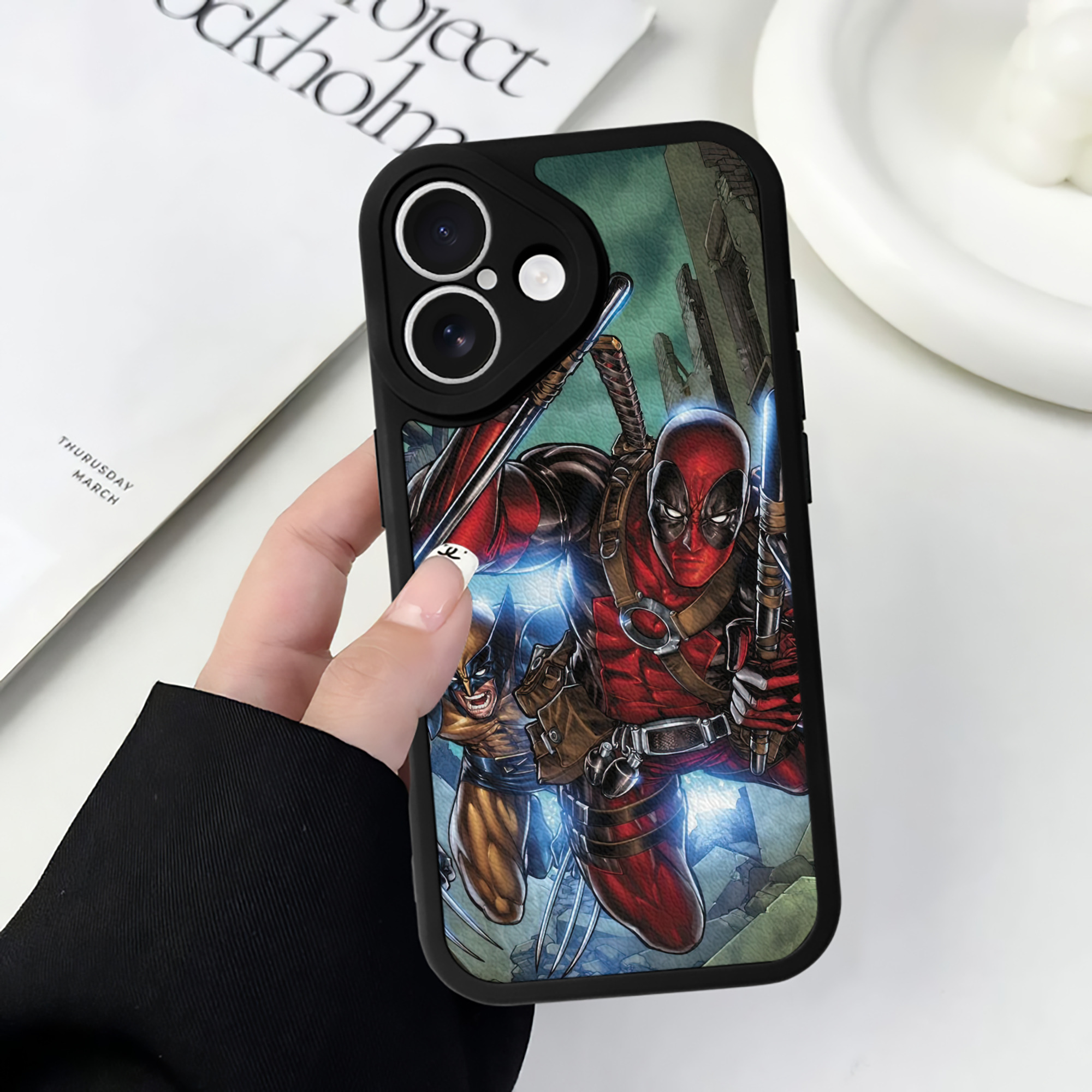 （画像用） Deadpool デッドプール 【iPhone 16シリーズ対応】シリコンスマホケース（レザー調） 材質：シリコン